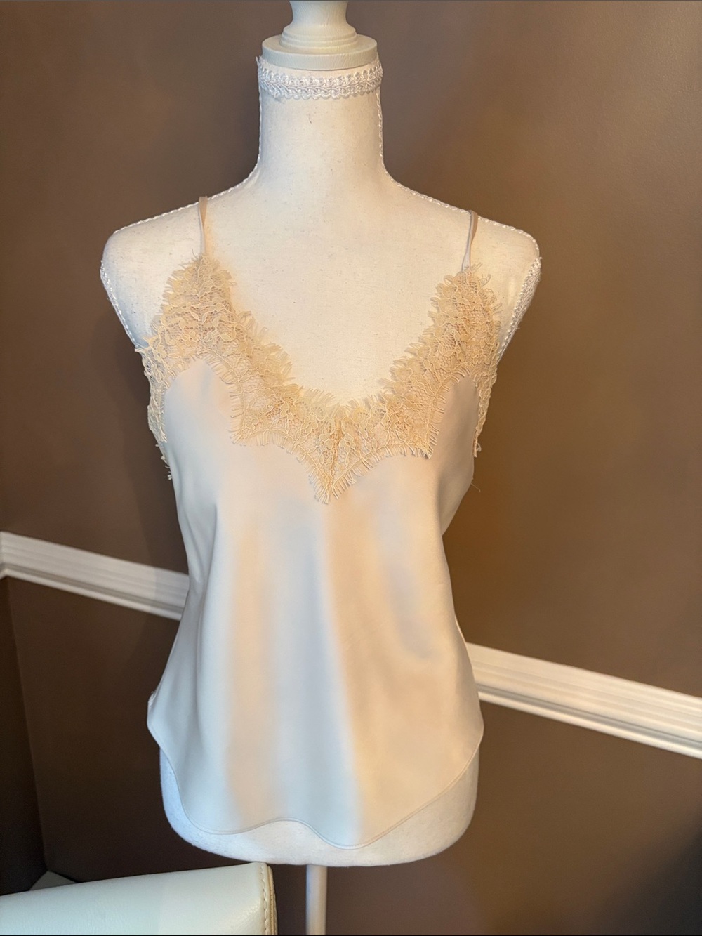 cupcakes & cashmere Lace-Trim Satin Cami in Cream